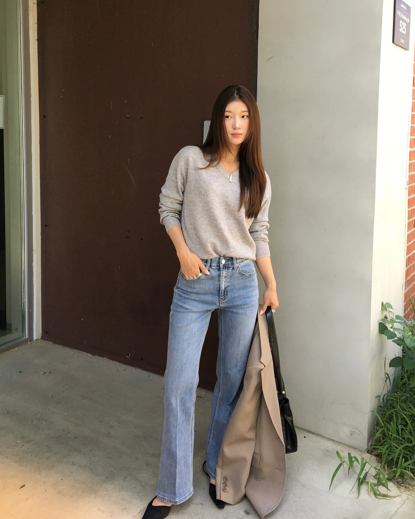 4 món thời trang tôn dáng tối đa khi phối cùng giày bệt- Ảnh 3.