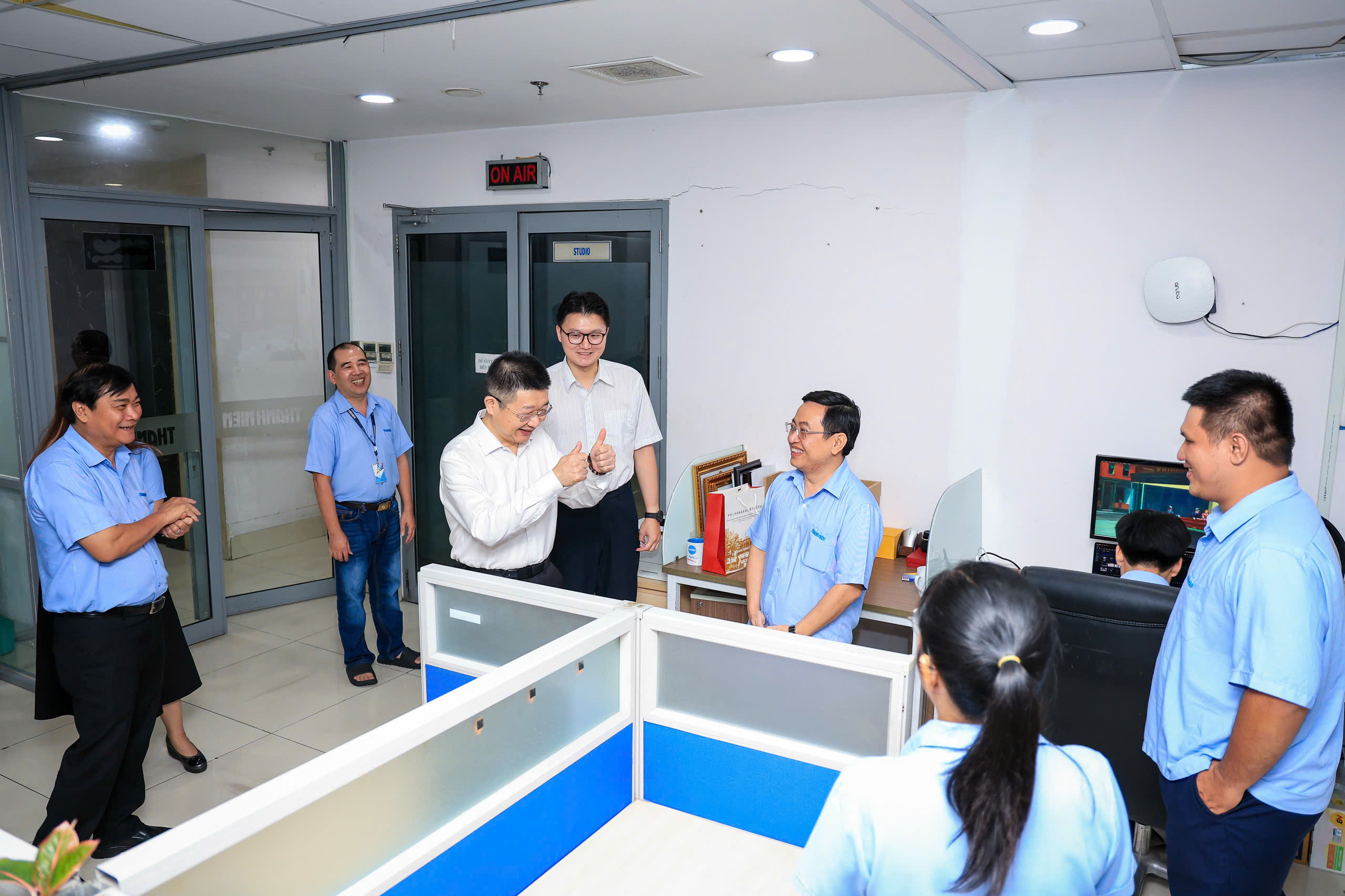 Tổng lãnh sự Trung Quốc thăm Báo Thanh Niên - Ảnh 2.