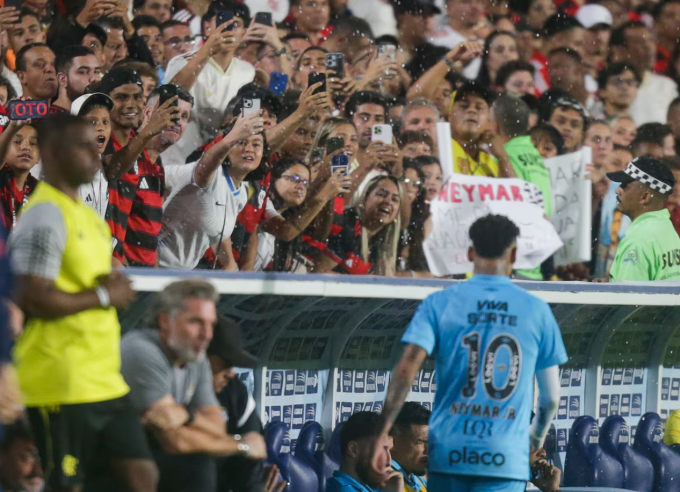 CĐV Flamengo la ó và mỉa mai Neymar. Ảnh: Estadao