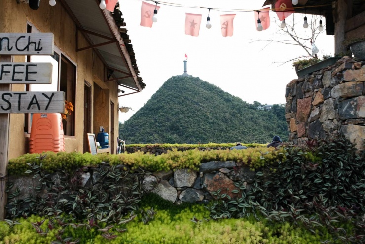 Làng Lô Lô Chải nằm dưới chân cột cờ Lũng Cú. Ảnh: Trang Tròn