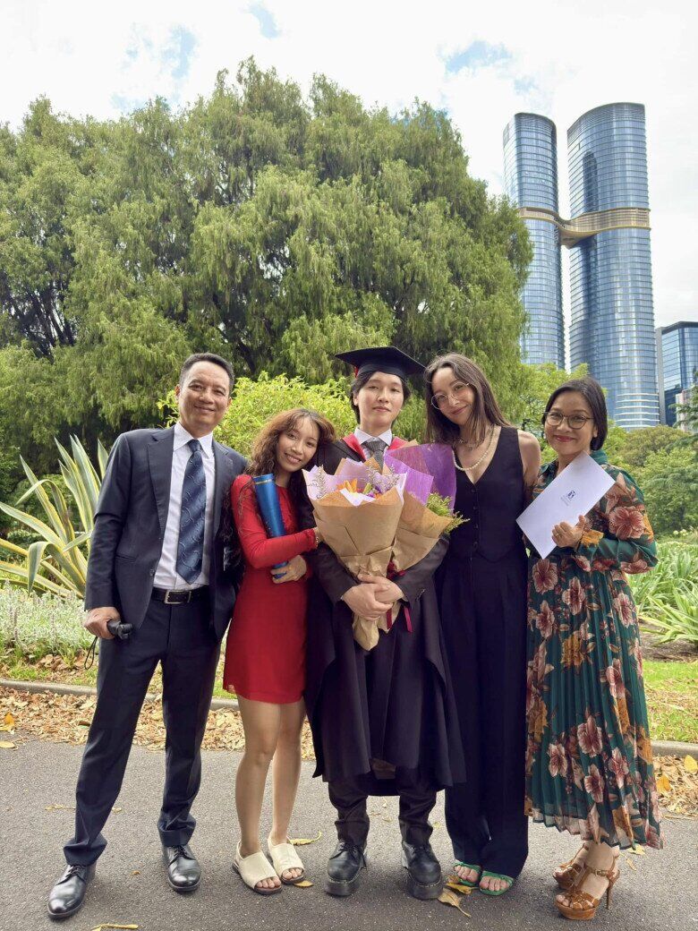 Con gái lai Tây của Mỹ Linh - Anh Quân mừng sinh nhật chồng người Mỹ, nói may mắn vì có ông xã trong đời 9 Anna Trương cùng gia đình dự lễ tốt nghiệp của em trai.