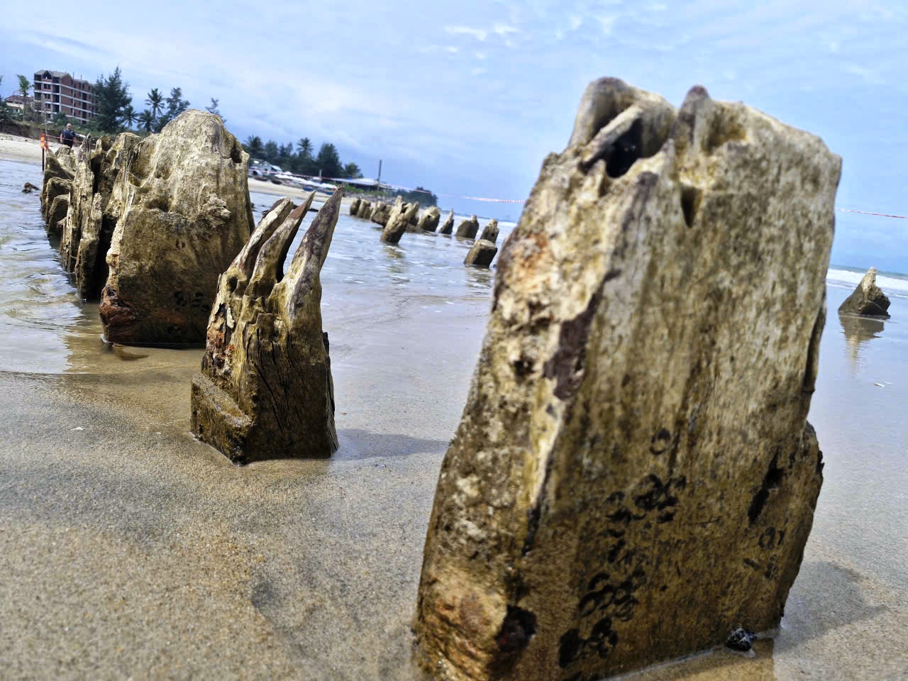 Khẩn cấp khai quật tàu cổ phát lộ ở bờ biển Hội An- Ảnh 3.