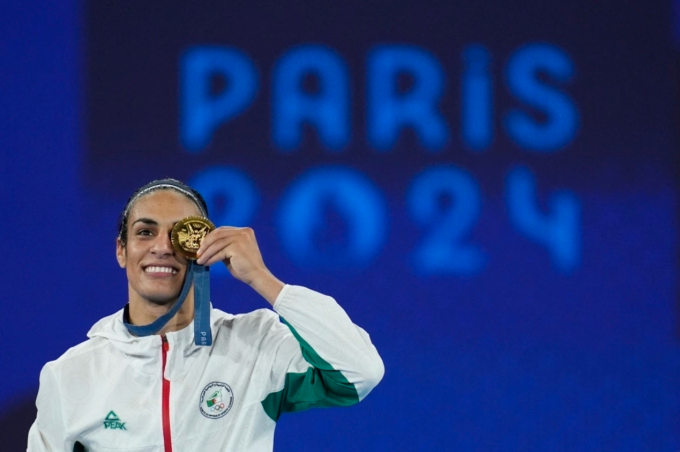 Võ sĩ Algeria Imane Khelif tạo dáng với tấm HC vàng quyền Anh nữ hạng 66kg Olympic Paris 2024 trong lễ trao giải ngày 9/8. Ảnh: AP