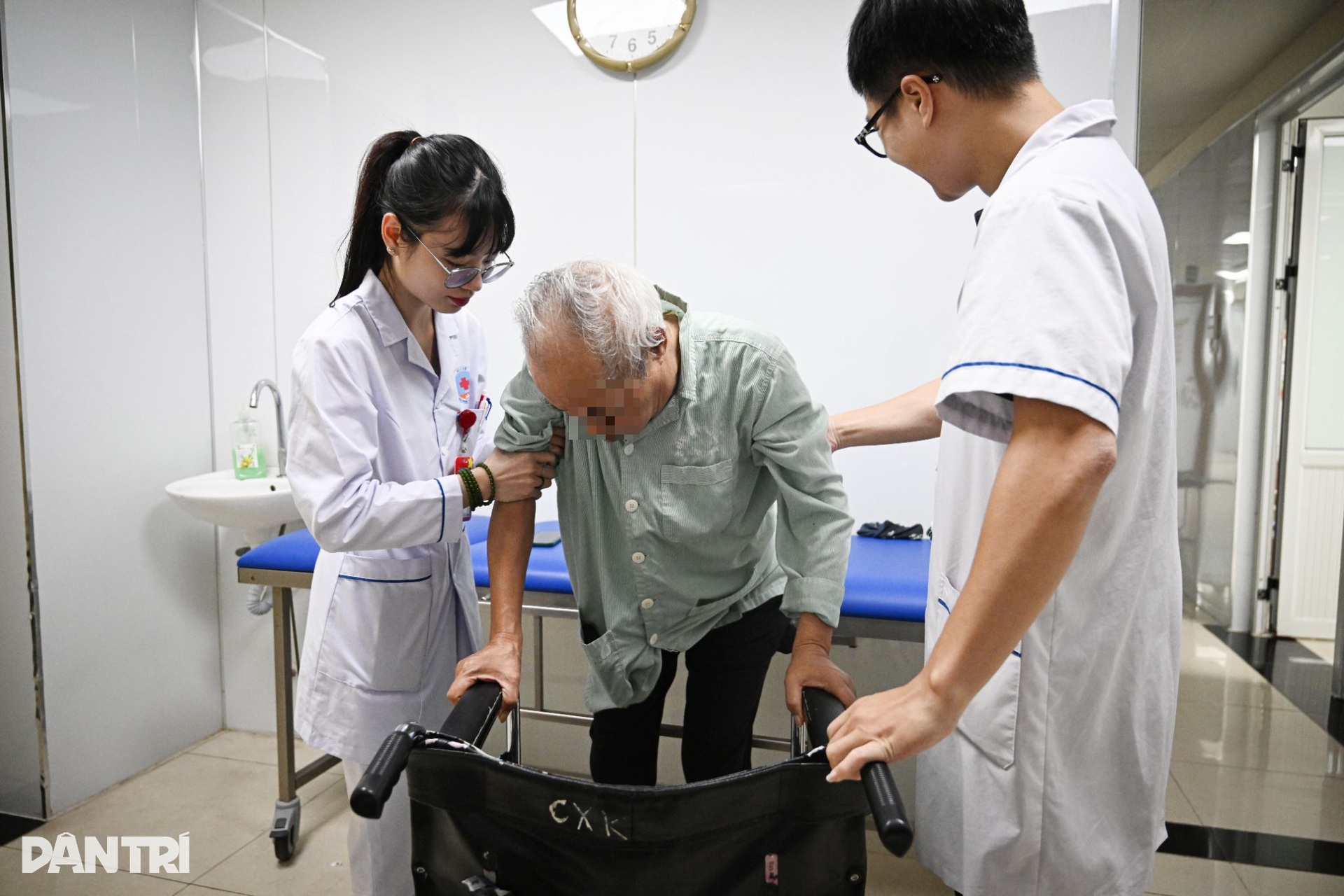 Nín thở xem bác sĩ giải cứu bộ não sắp chết ngạt của bệnh nhân đột quỵ - 6 Nín thở xem bác sĩ giải cứu bộ não sắp chết ngạt của bệnh nhân đột quỵ - 6