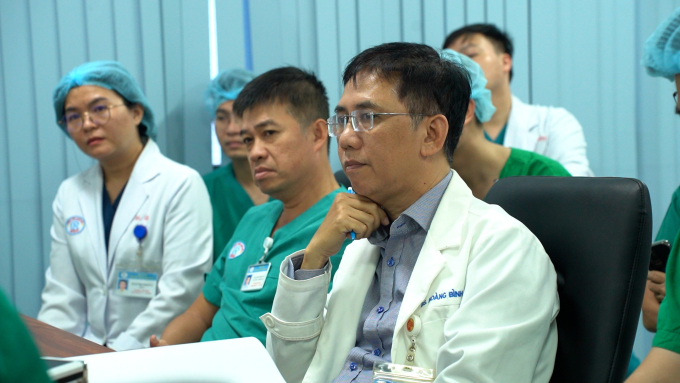 TS.BS Nguyễn Hoàng Bình (ngoài cùng bên phải), BS.CK2 Trần Thanh Linh (bên cạnh) cùng các y bác sĩ hội chẩn về ca mổ ghép. Ảnh: Bệnh viện cung cấp