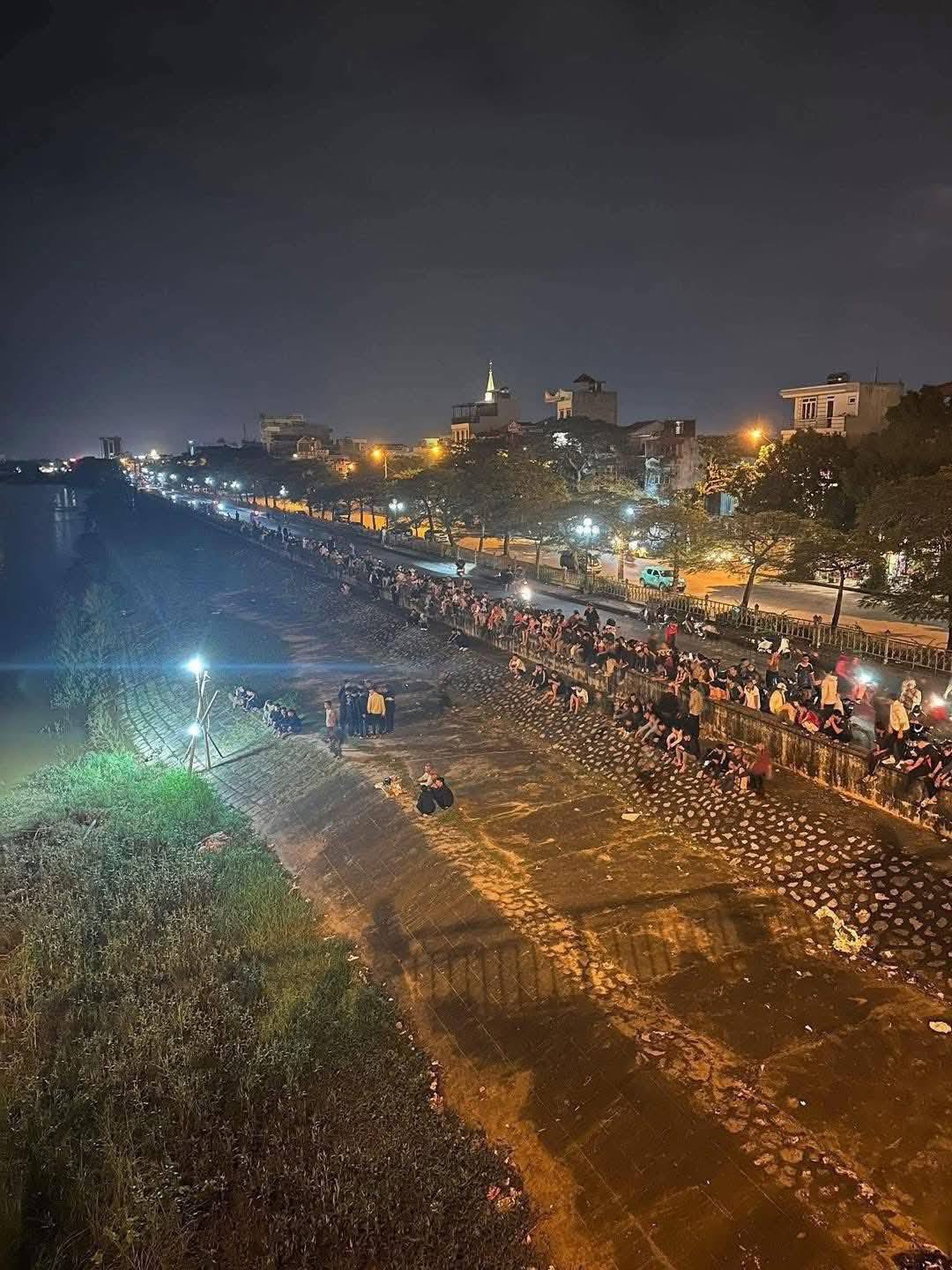 Chú rể mất tích bí ẩn đúng ngày đón dâu: Xuyên đêm tìm kiếm, các đội cứu hộ mang cano đến hỗ trợ- Ảnh 2.