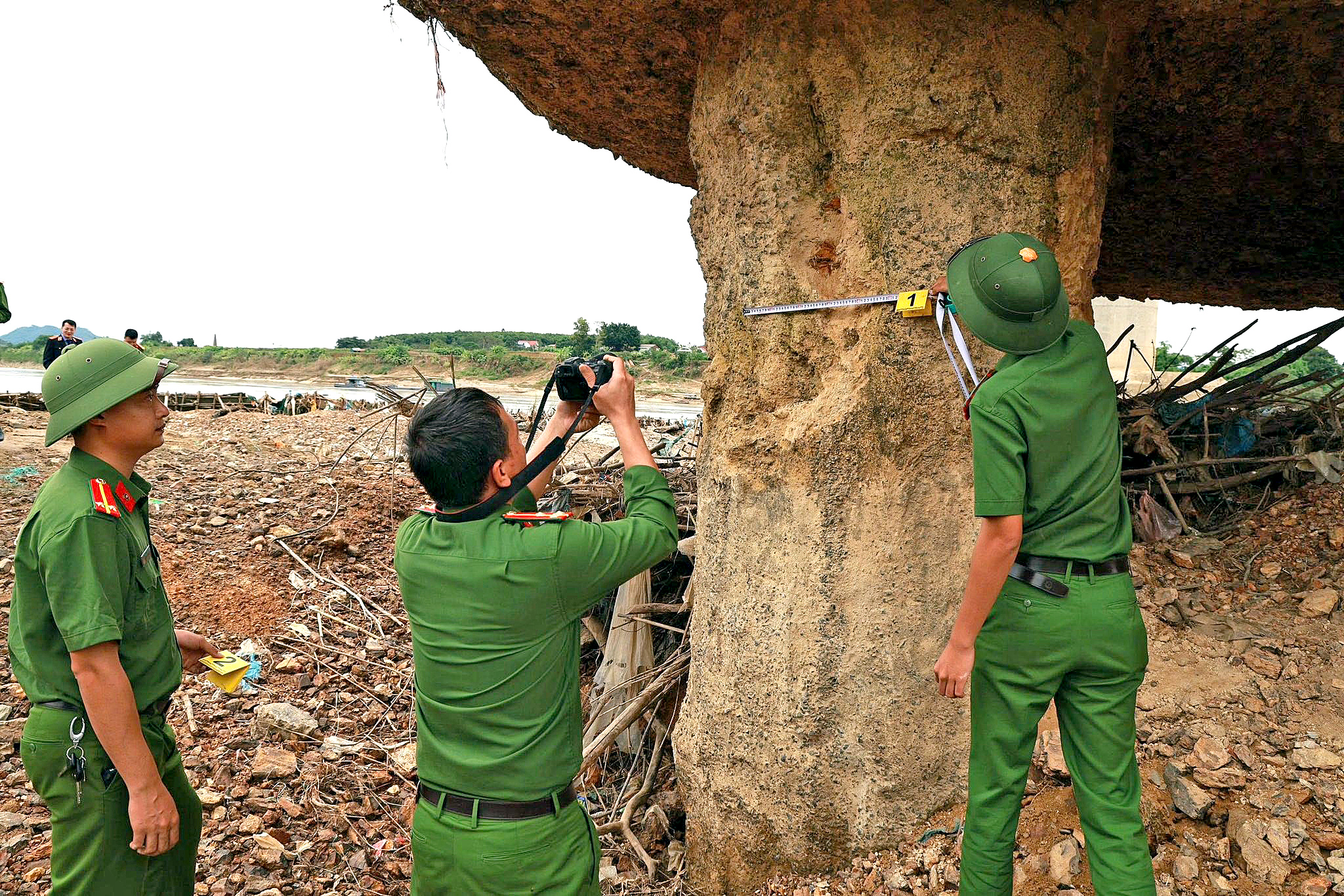 Vụ trụ cầu sông Lô trơ lõi thép: Nhà thầu thi công tiếp tục xin sửa chữa, cam kết bảo hành trọn đời - Ảnh 1.