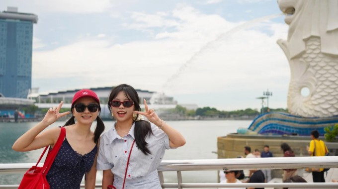 Hai chị em Alice và Vivian Zhou chụp ảnh lưu niệm ở Singapore. Ảnh: SCMP