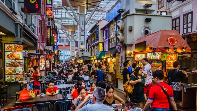 Du khách ghé một Hawker Food, trung tâm ăn uống bình dân, tại Singapore để dùng bữa. Ảnh: Ar inspired pencil