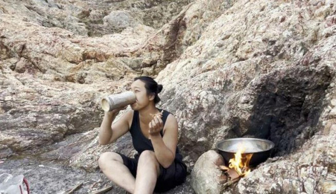 Zhao bắt ốc, bào ngư, chuột, thậm chí cả rết để chế biến thức ăn khi ở trên đảo. Ảnh: Dahe Daily