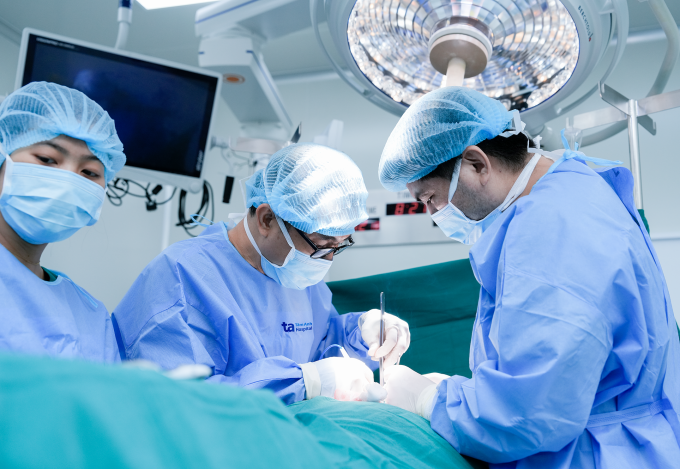 Bác sĩ Huân phẫu thuật cho anh Thành. Ảnh: Bệnh viện cung cấp