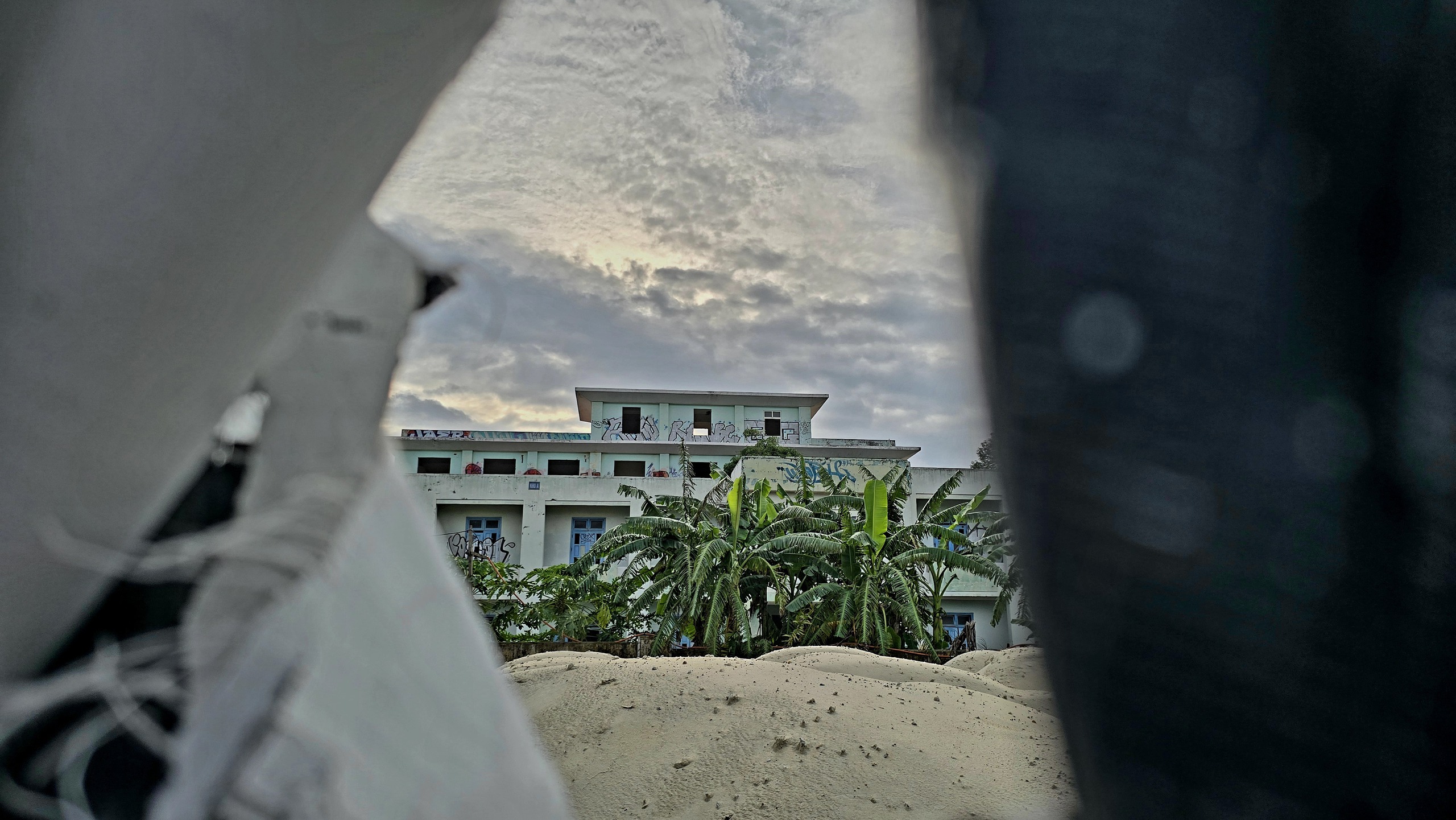 Bệnh viện bỏ hoang trên đất vàng ven biển Đà Nẵng trước thời điểm lên sàn đấu giá - Ảnh 2.