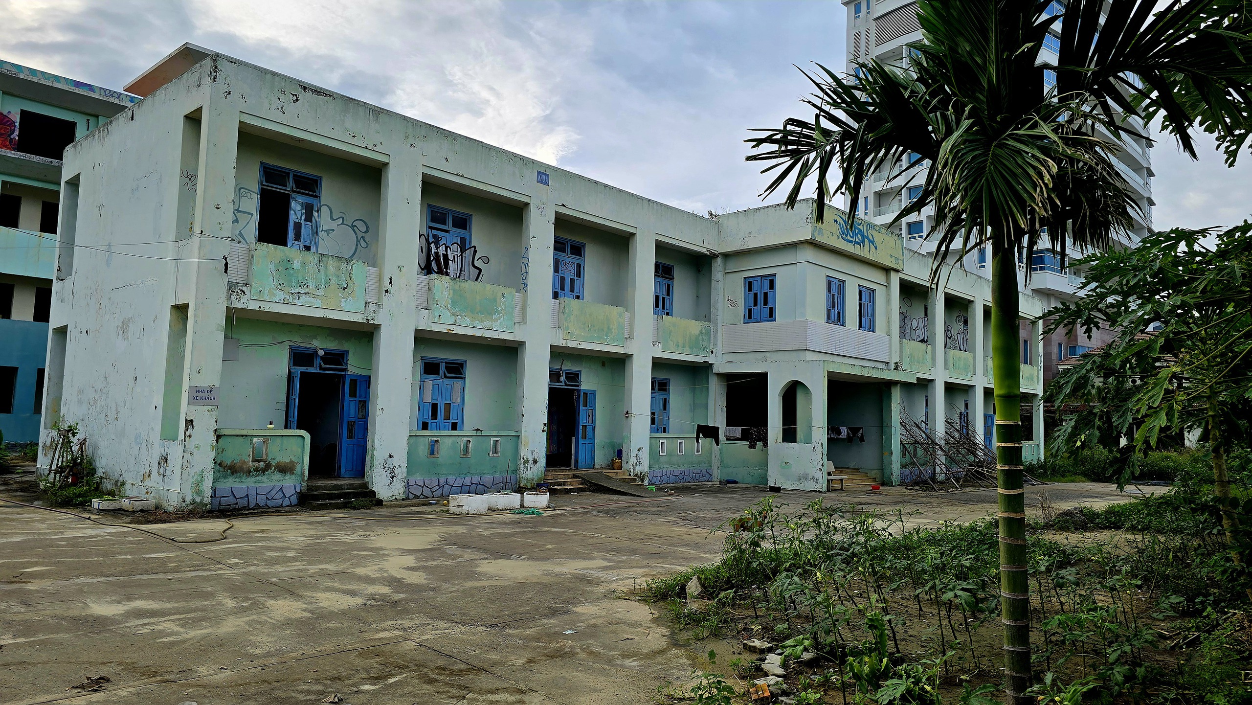 Bệnh viện bỏ hoang trên đất vàng ven biển Đà Nẵng trước thời điểm lên sàn đấu giá - Ảnh 3.