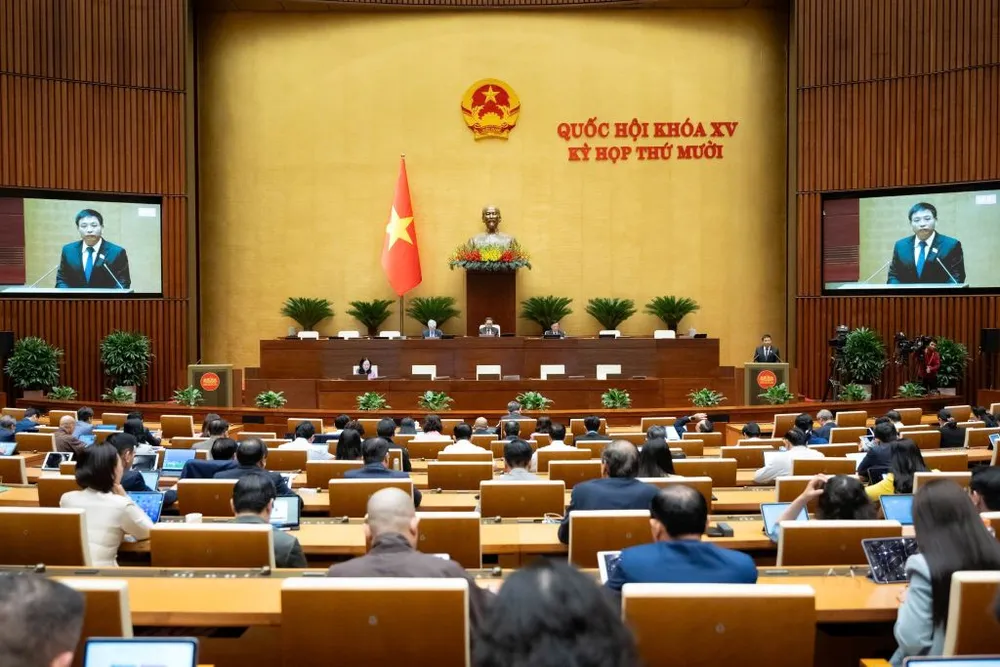 Quốc hội nghe Bộ trưởng Nguyễn Văn Thắng trình bày những định hướng, những điểm chính trong sửa đổi Luật Đầu tư lần này. Ảnh: QH chu-truong-dau-tu-canh.jpg