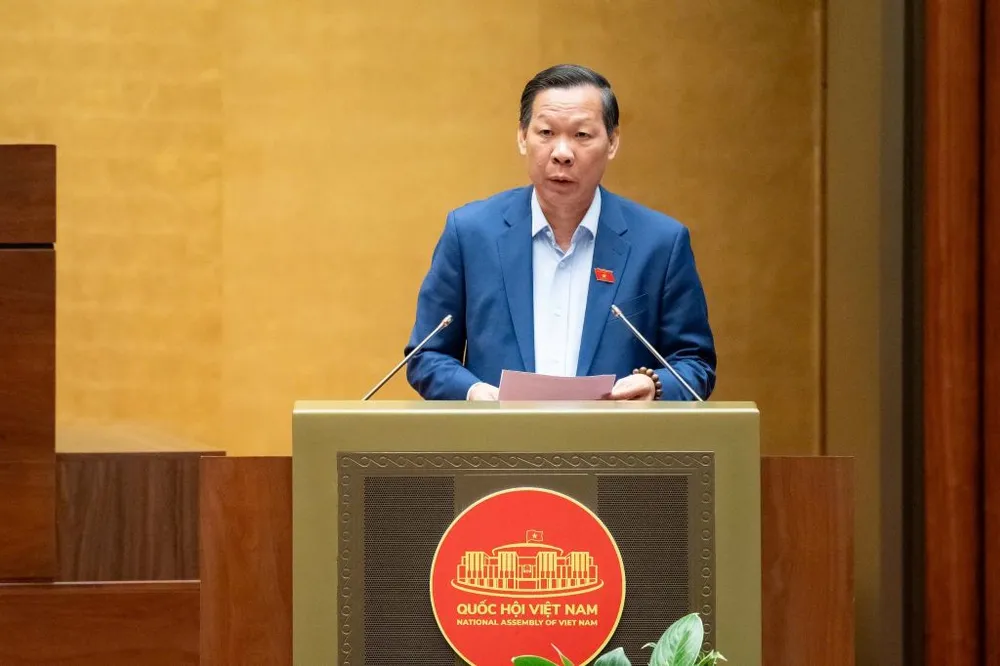 Chủ nhiệm Ủy ban Kinh tế - Tài chính Phan Văn Mãi trình bày báo cáo thẩm tra trước Quốc hội. Ảnh: QH chu-truong-dau-tu-mai.jpg