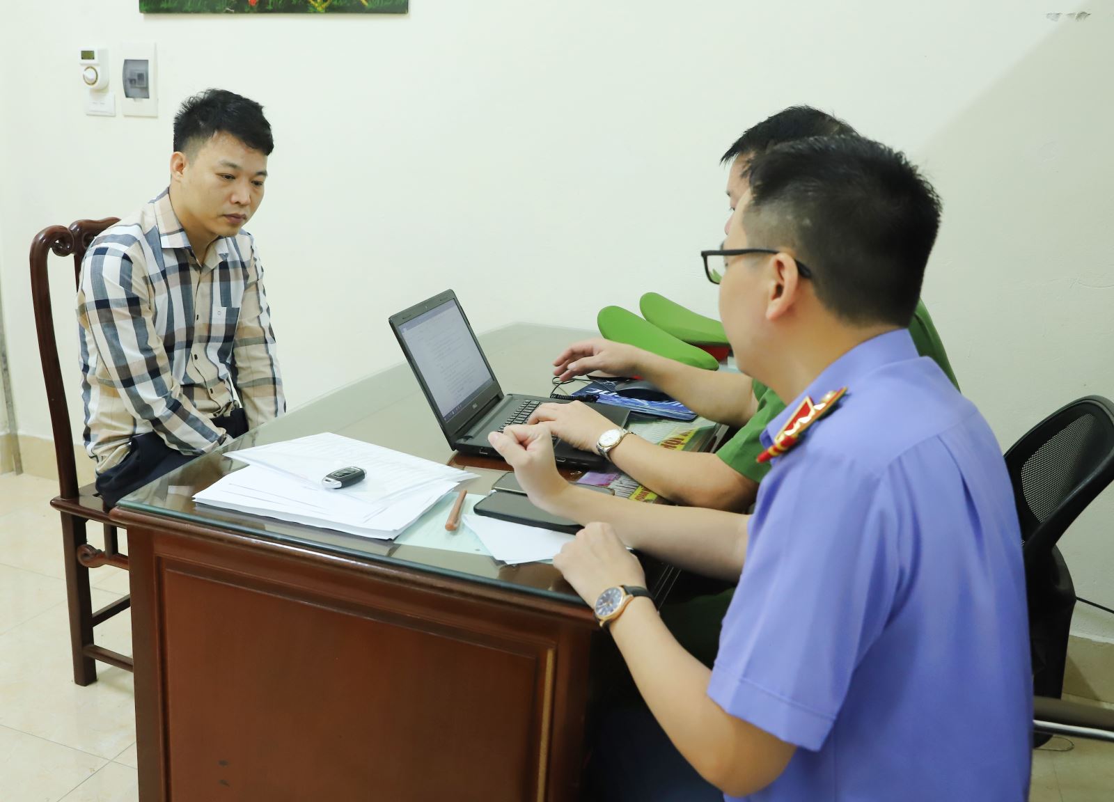 Ảnh: Bắt Giám đốc Phan Văn Khiến, kế toán Nguyễn Thị Phương và khám xét công ty- Ảnh 7.