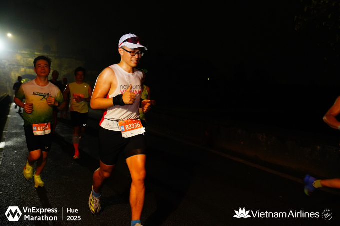 Trang phục mát và thoáng khí giúp runner ứng phó tốt hơn trong điều kiện độ ẩm cao. Ảnh: VnExpress Marathon