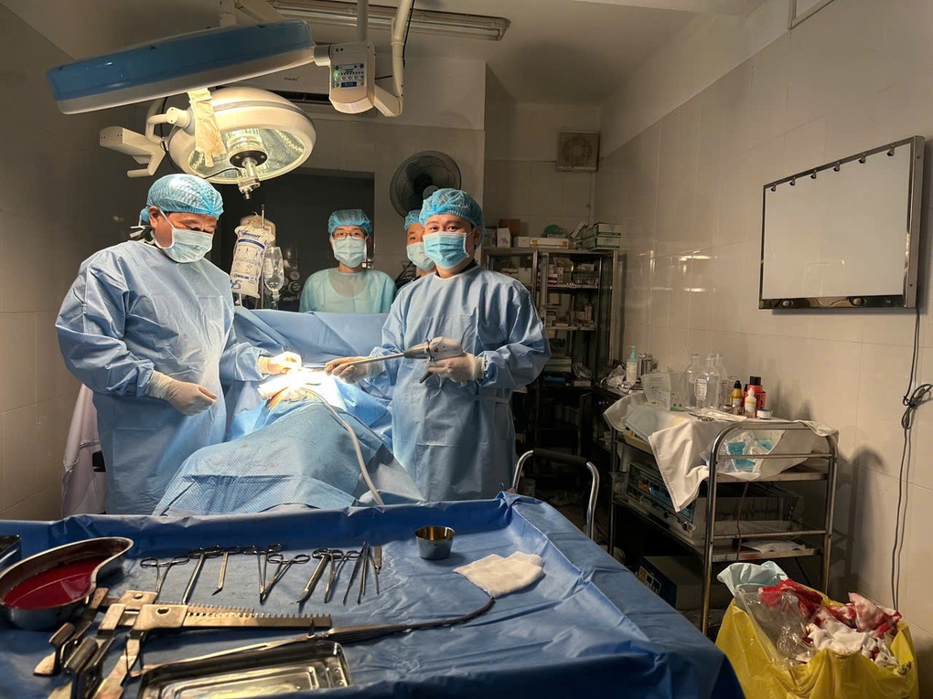 Cứu người mất hơn 3 lít máu sau lặn biển trong phòng mổ dã chiến ngoài đảo - 2