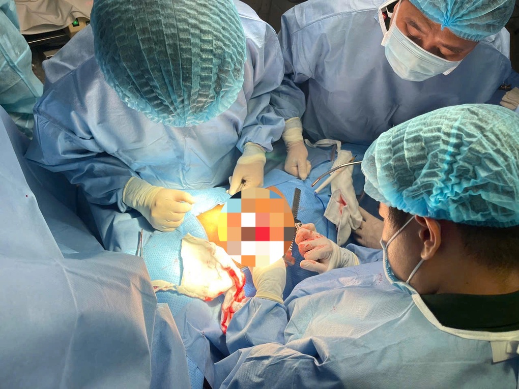 Cứu người mất hơn 3 lít máu sau lặn biển trong phòng mổ dã chiến ngoài đảo - 3