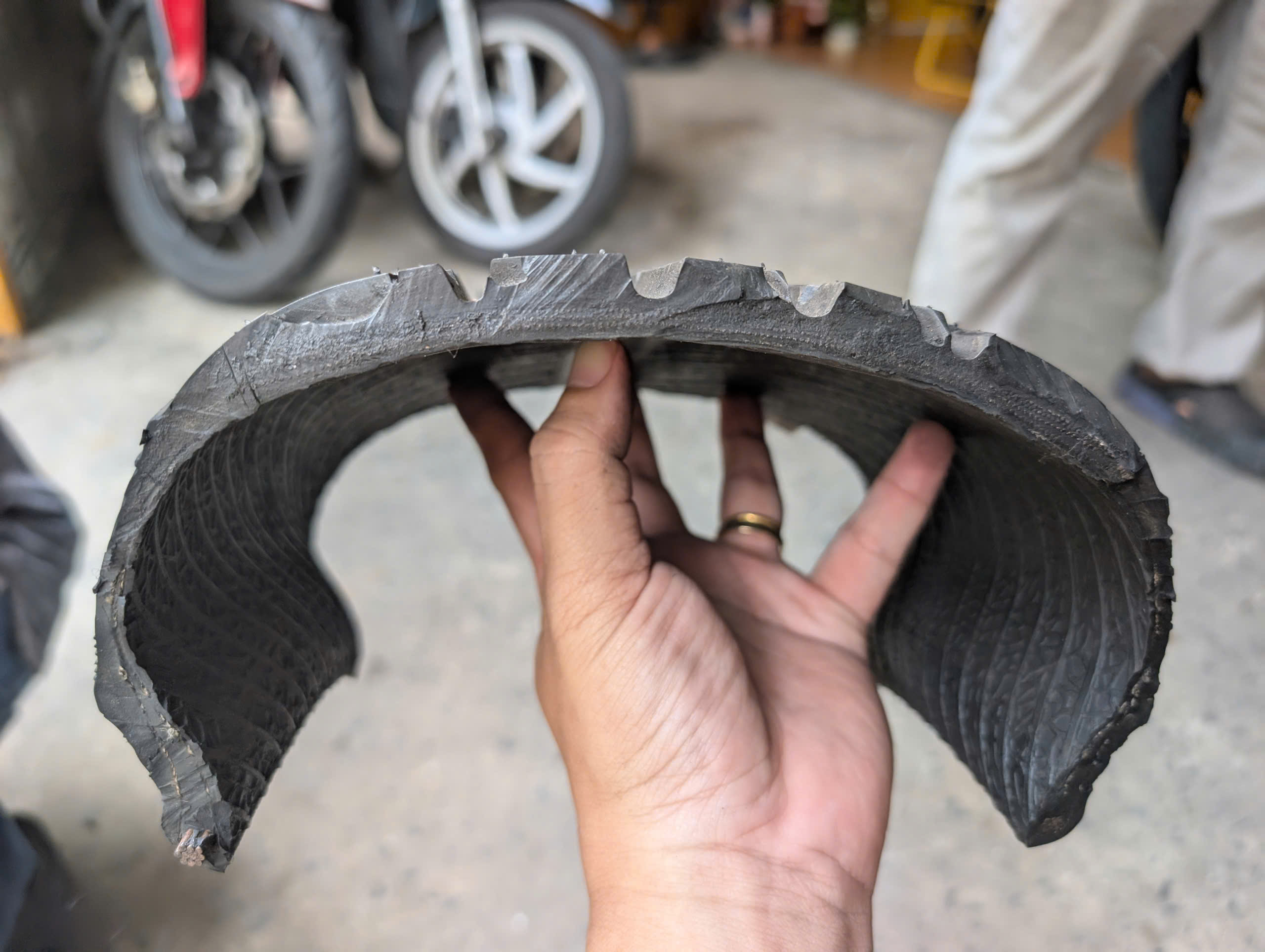 Quan niệm sai lầm của người Việt khi vá lốp ô tô - Ảnh 2.