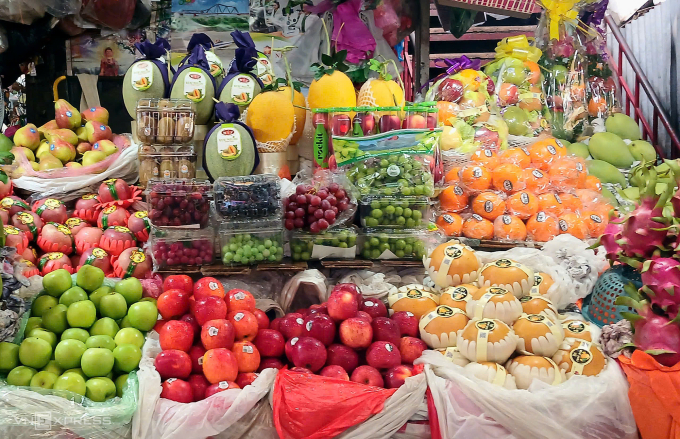 Trái cây nhập khẩu đang chiếm phần lớn trên sạp của tiểu thương bán trái cây tại chợ Bà Chiểu (TP HCM). Ảnh: Thi Hà