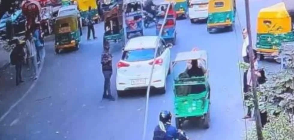 Một camera an ninh trên đường phố Delhi ghi lại hình ảnh chiếc xe Huyndai i20 màu trắng, biển kiểm soát HR 26CE7674 hôm 10-11. Ảnh: NDTV 1111 Nghi phạm đánh bom xe khủng bố ở New Delhi_đường.jpeg