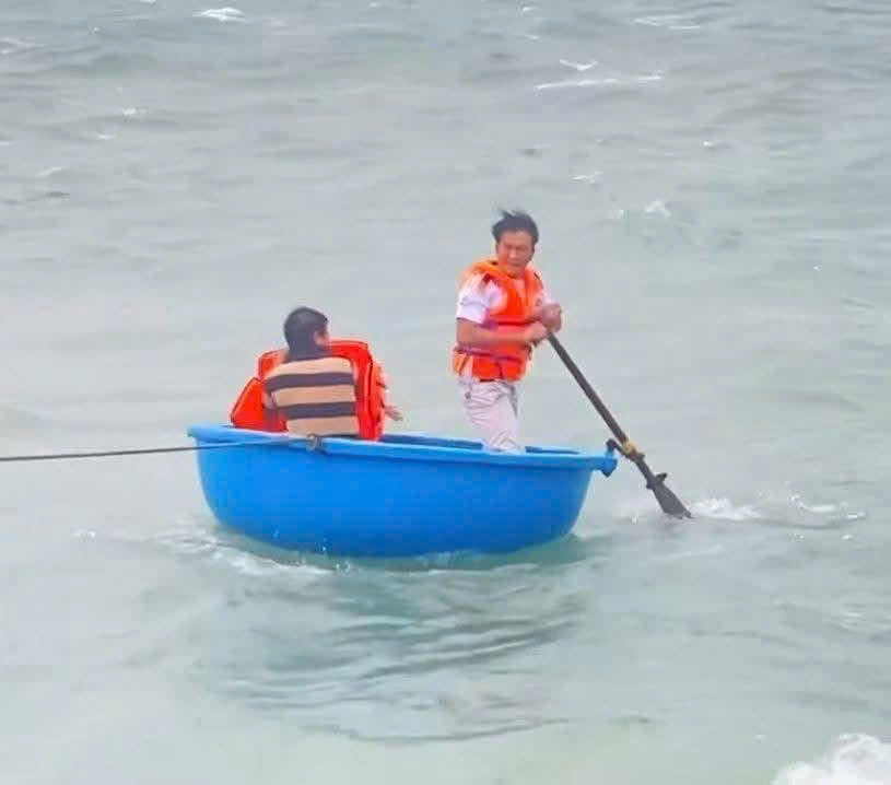 Thuyền phó chỉ huy tàu cứu người giữa bão biển: 