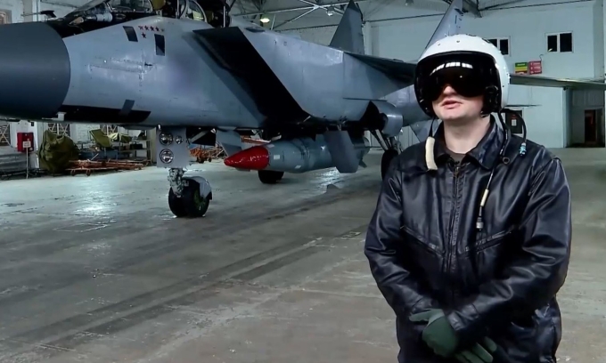 Phi công MiG-31 Nga trong hình ảnh công bố hôm nay. Ảnh: TASS