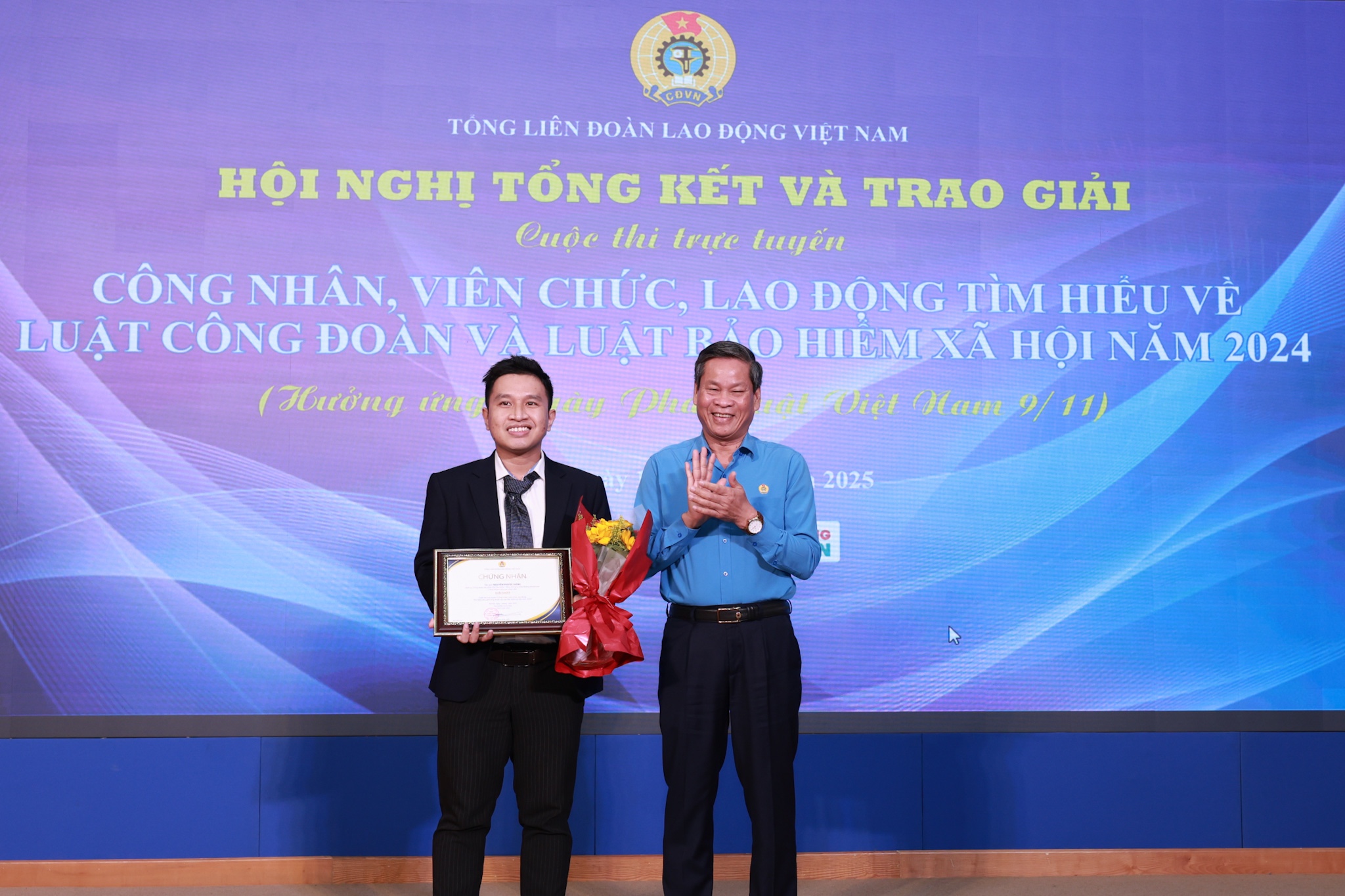 Trao giải cuộc thi tìm hiểu Luật Công đoàn, Luật Bảo hiểm xã hội 2024 - Ảnh 3.