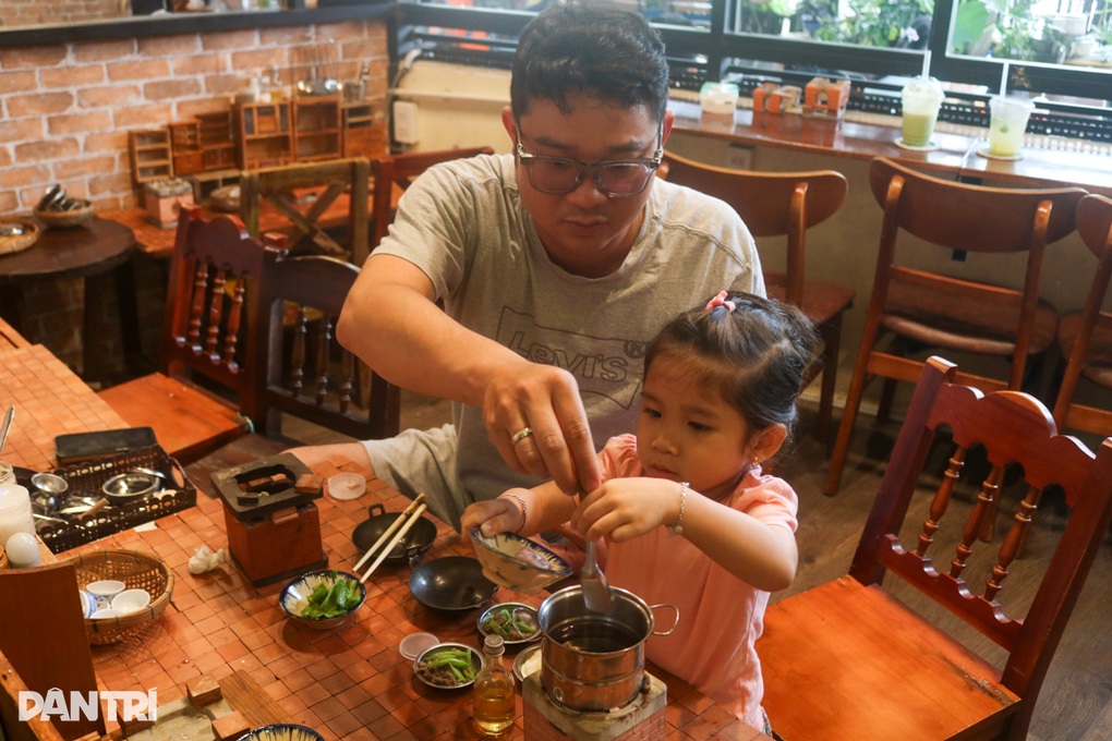 Tiệm cà phê cho khách chơi đồ hàng, nấu ăn thật gây sốt tại TPHCM - 3