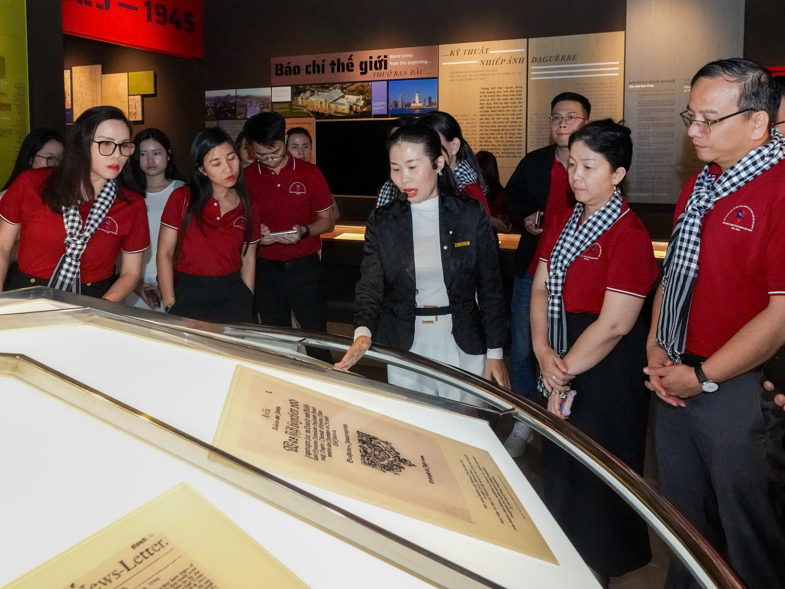 Đoàn cán bộ tuyên giáo TP HCM thăm Bảo tàng Báo chí Việt Nam ghi dấu lịch sử - Ảnh 8.
