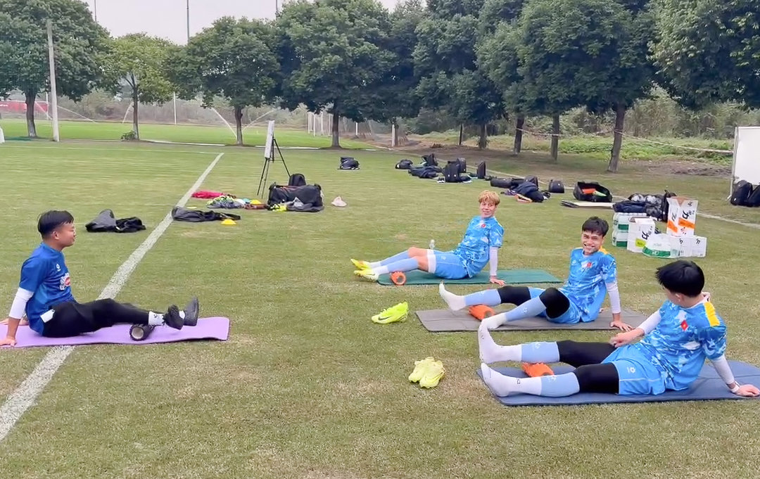 Vĩ Hào nhận chúc mừng, U.23 Việt Nam tập buổi duy nhất trước đại chiến U.23 Trung Quốc- Ảnh 2. Vĩ Hào nhận chúc mừng, U.23 Việt Nam tập buổi duy nhất trước đại chiến U.23 Trung Quốc- Ảnh 2.