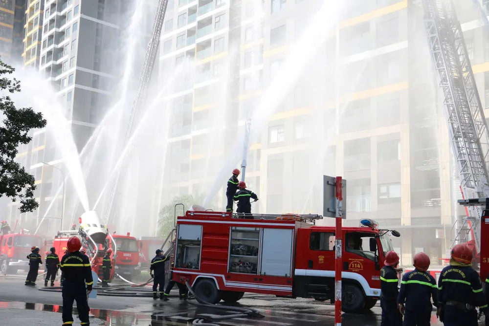 Các lực lượng tham gia diễn tập cứu nạn, cứu hộ người bị mắc kẹt tại tầng cao khu chung cư Glory Heights, Vinhomes Grand Park. z7212778486965_540c7a85bab34816e600cf471c64890c.jpg