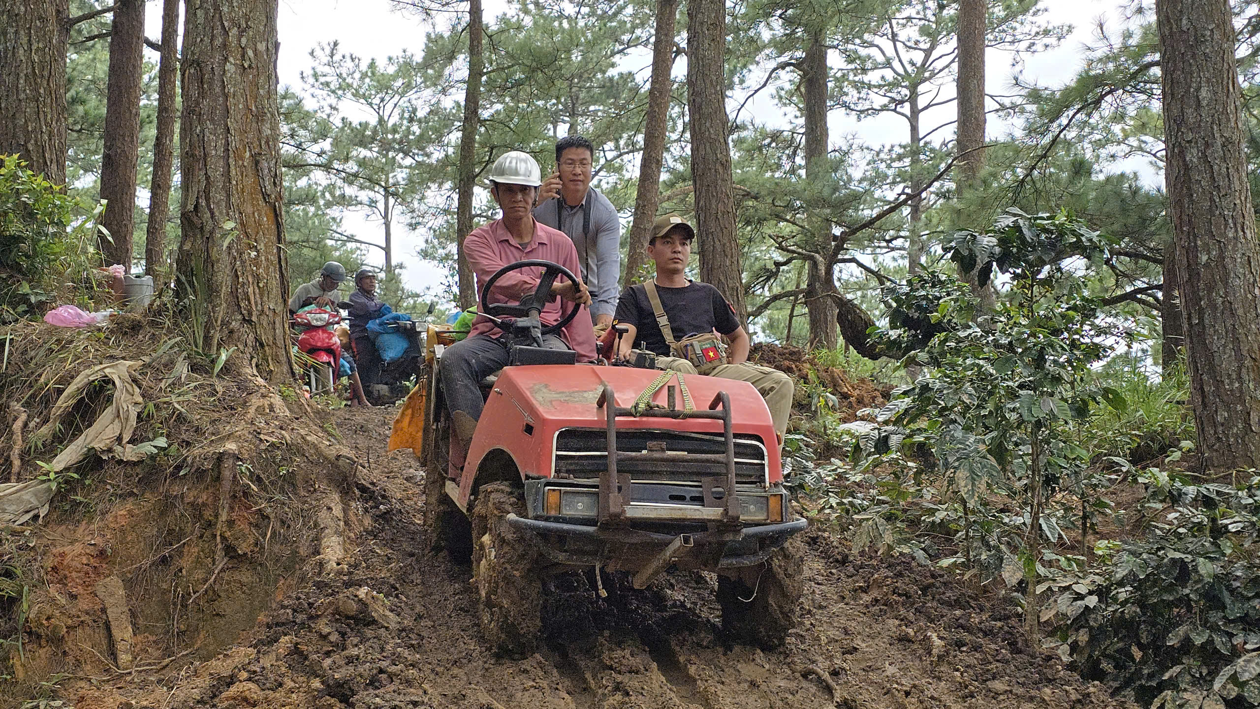 Sạt lở đèo D'Ran khiến giá vận chuyển hàng hóa tăng cao gấp đôi - Ảnh 3.