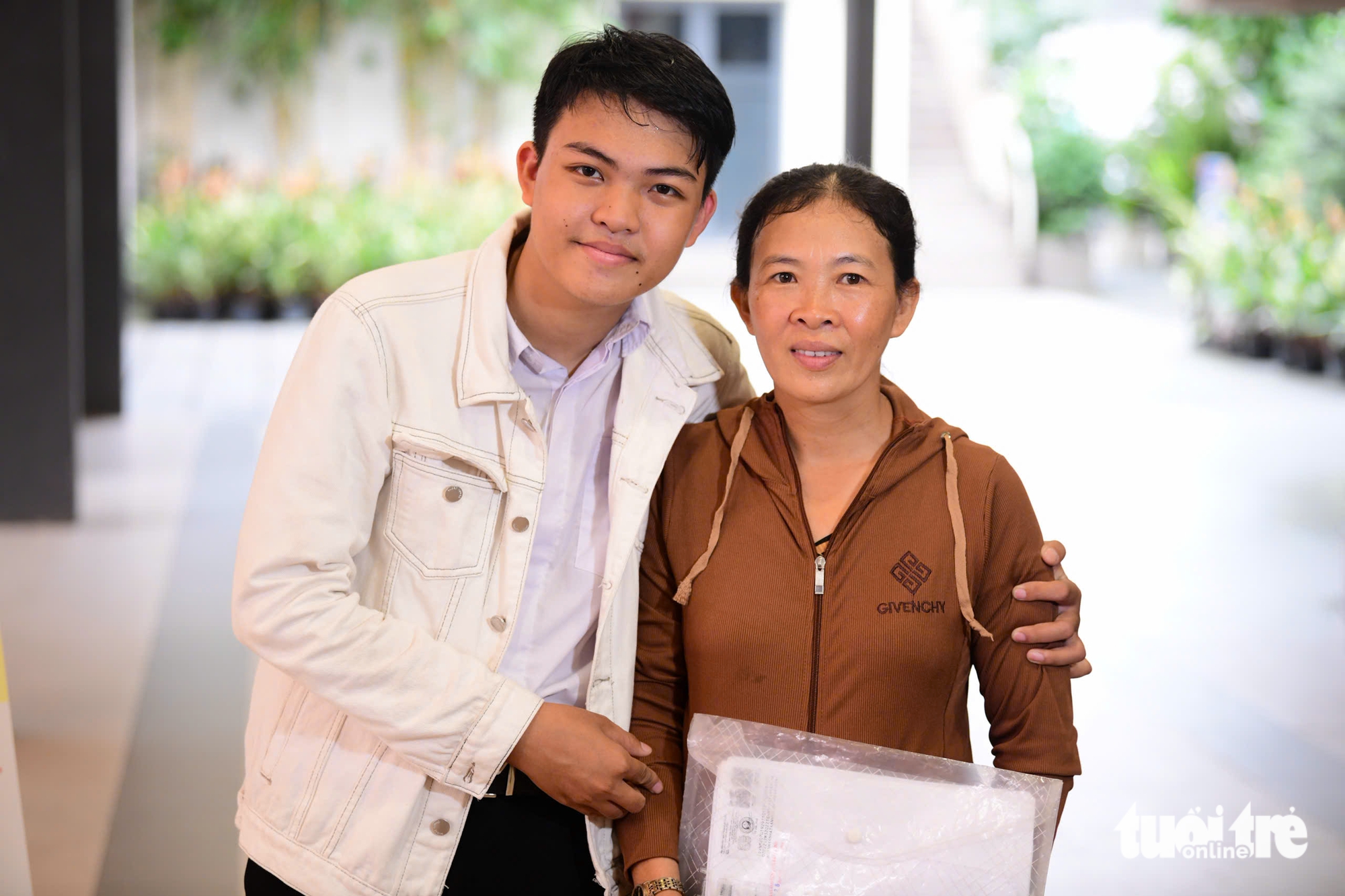 Sợ con mặc cảm ở lễ học bổng, mẹ dắt con từ Tây Ninh lên TP.HCM 'cảm ơn con ra đời, làm con mẹ' 2 Tiếp sức đến trường - Ảnh 2.