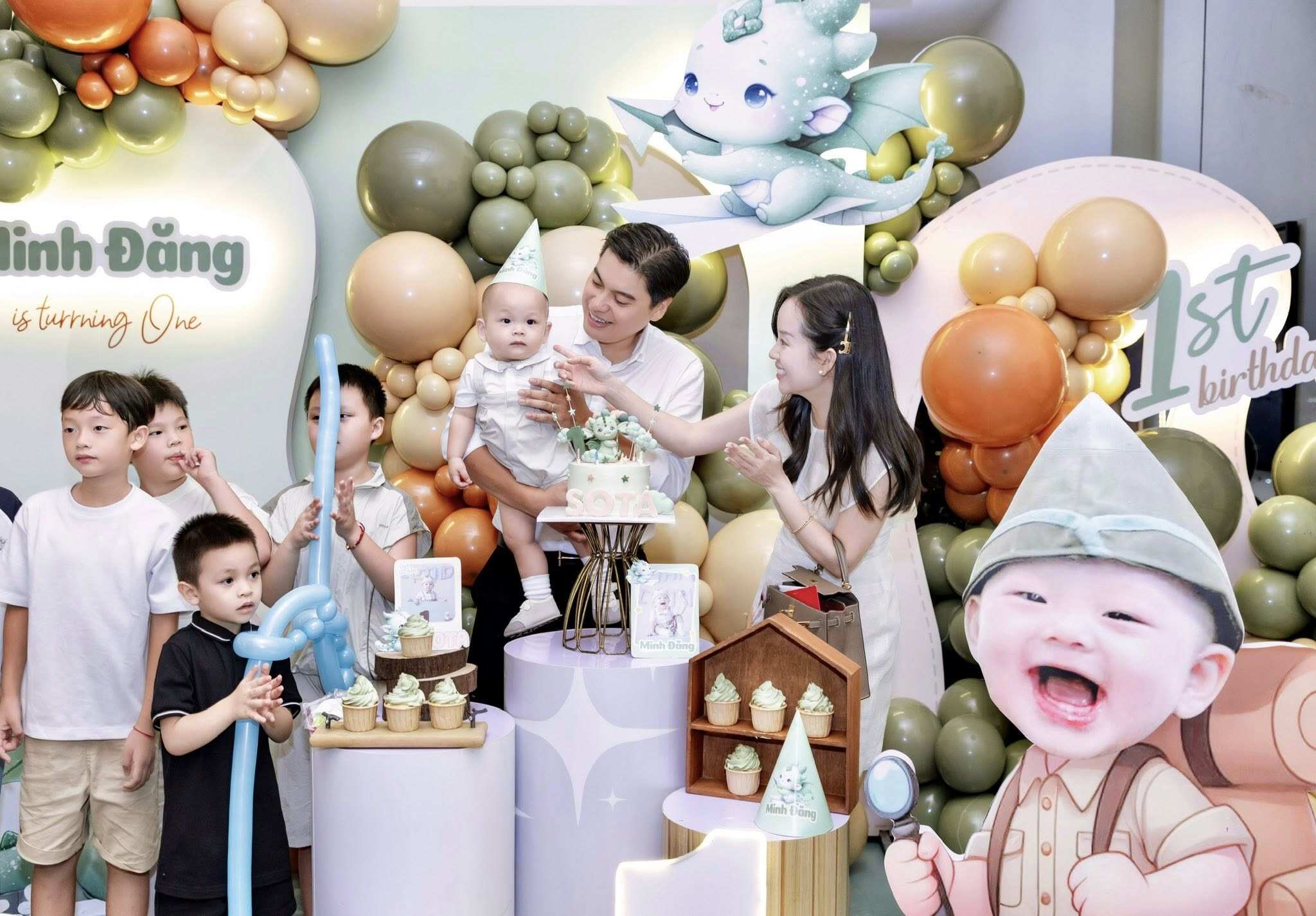 Tháng 9 vừa qua, vợ chồng nữ diễn viên làm tiệc thôi nôi hoành tráng cho quý tử.