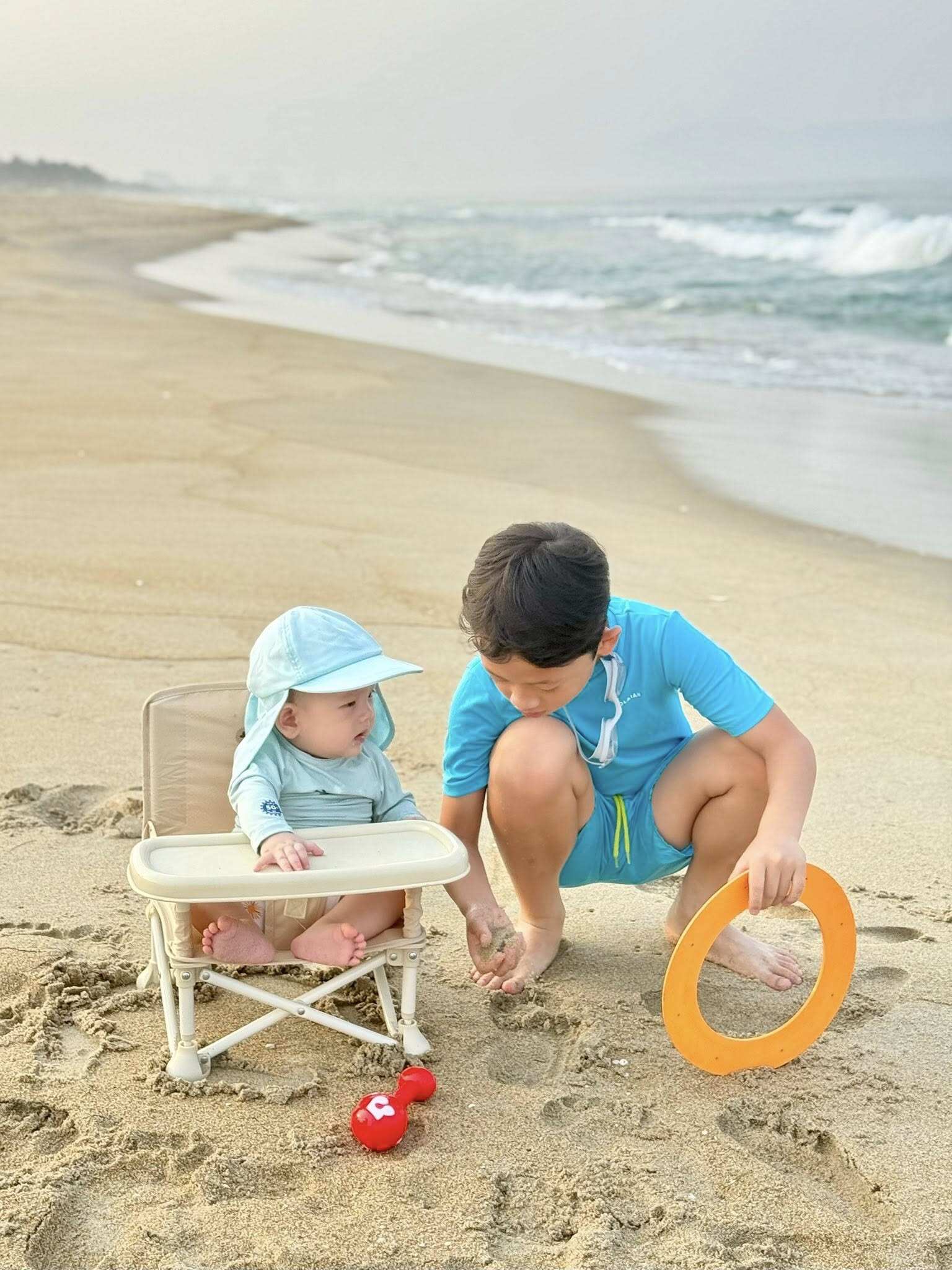 Khoai Tây ra dáng anh cả, biết chăm sóc và yêu thương em trai chung nửa huyết thống.