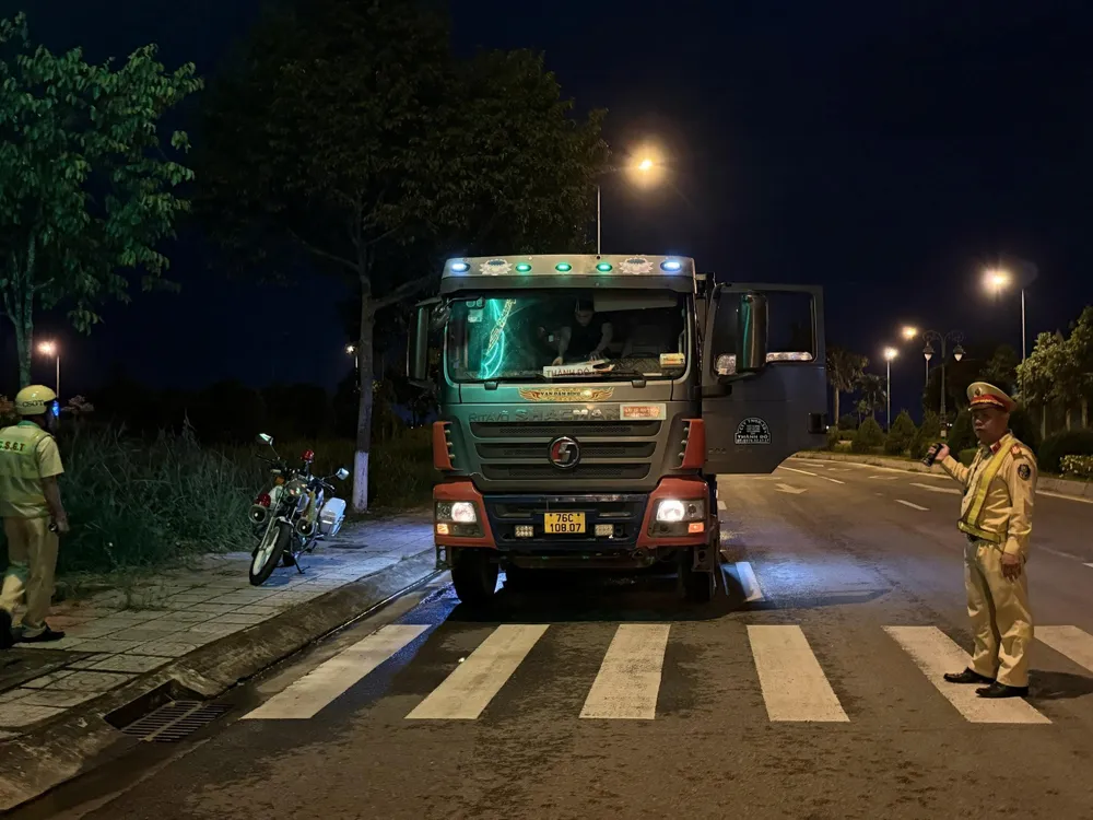 CSGT chặn bắt một xe tải chở cát trộm. z7213442363540_674b1ec9f04a38dd4c513a3a7a245491.jpg