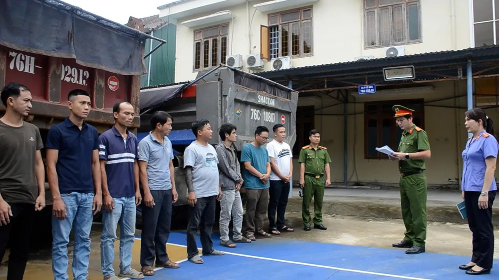 8 người bị khởi tố trong đường dây trên. z7213442365941_067735820d6e3bf8e068588007a11b79.jpg