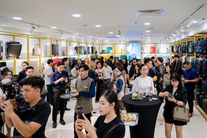 Các khách mời tham quan cửa hàng và trải nghiệm sản phẩm của Samsonite. Ảnh: Samsonite