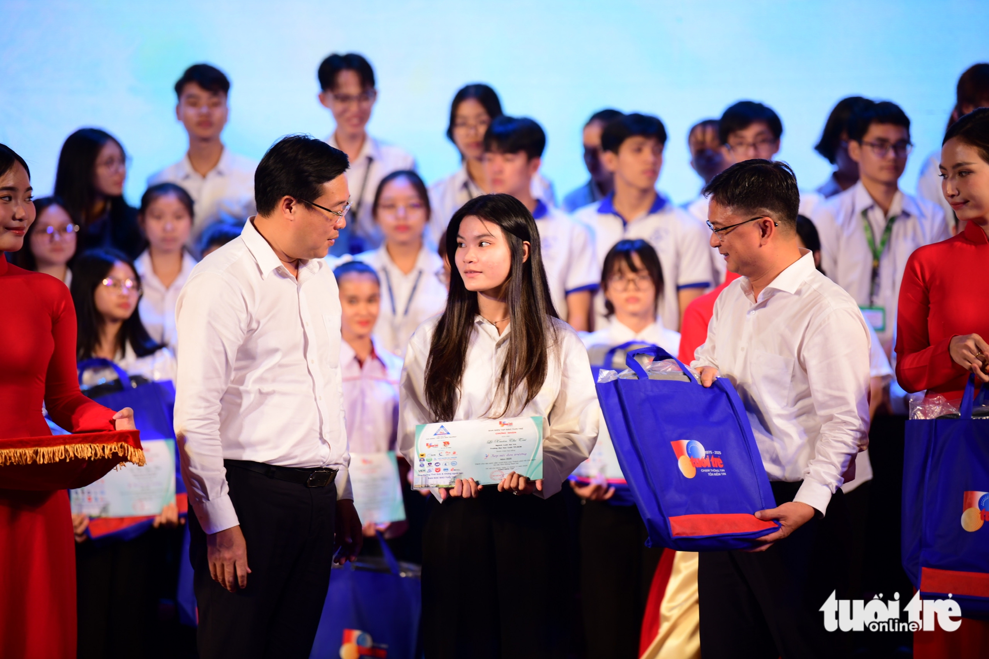 200 triệu đồng tặng hai sinh viên ĐH Y Dược TP.HCM, ĐH Văn Hiến bất hạnh và quá kiên cường - Ảnh 31.