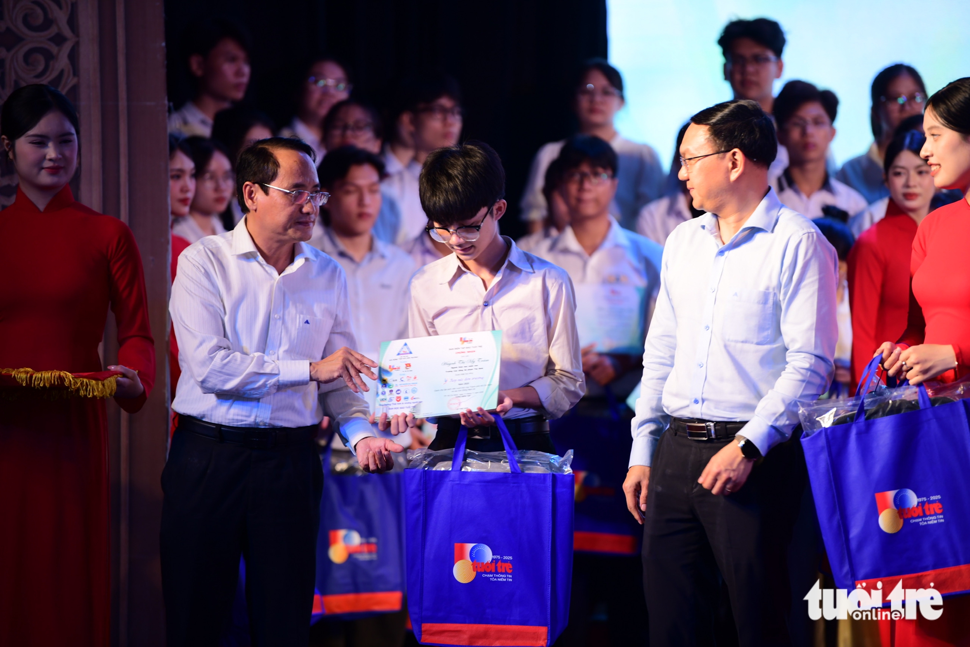 200 triệu đồng tặng hai sinh viên ĐH Y Dược TP.HCM, ĐH Văn Hiến bất hạnh và quá kiên cường - Ảnh 32.