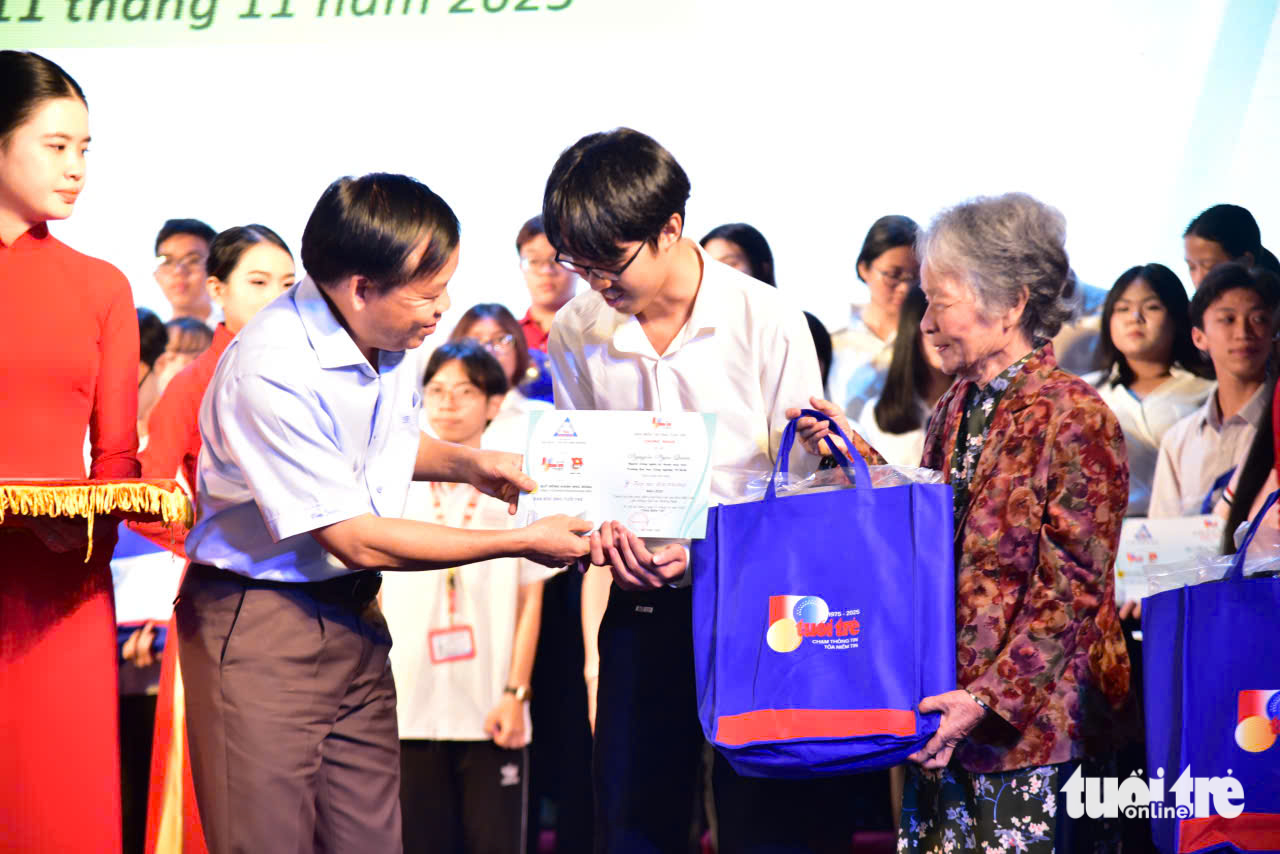 200 triệu đồng tặng hai sinh viên ĐH Y Dược TP.HCM, ĐH Văn Hiến bất hạnh và quá kiên cường - Ảnh 34.