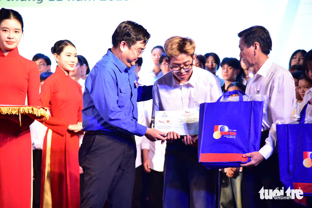 200 triệu đồng tặng hai sinh viên ĐH Y Dược TP.HCM, ĐH Văn Hiến bất hạnh và quá kiên cường - Ảnh 35.