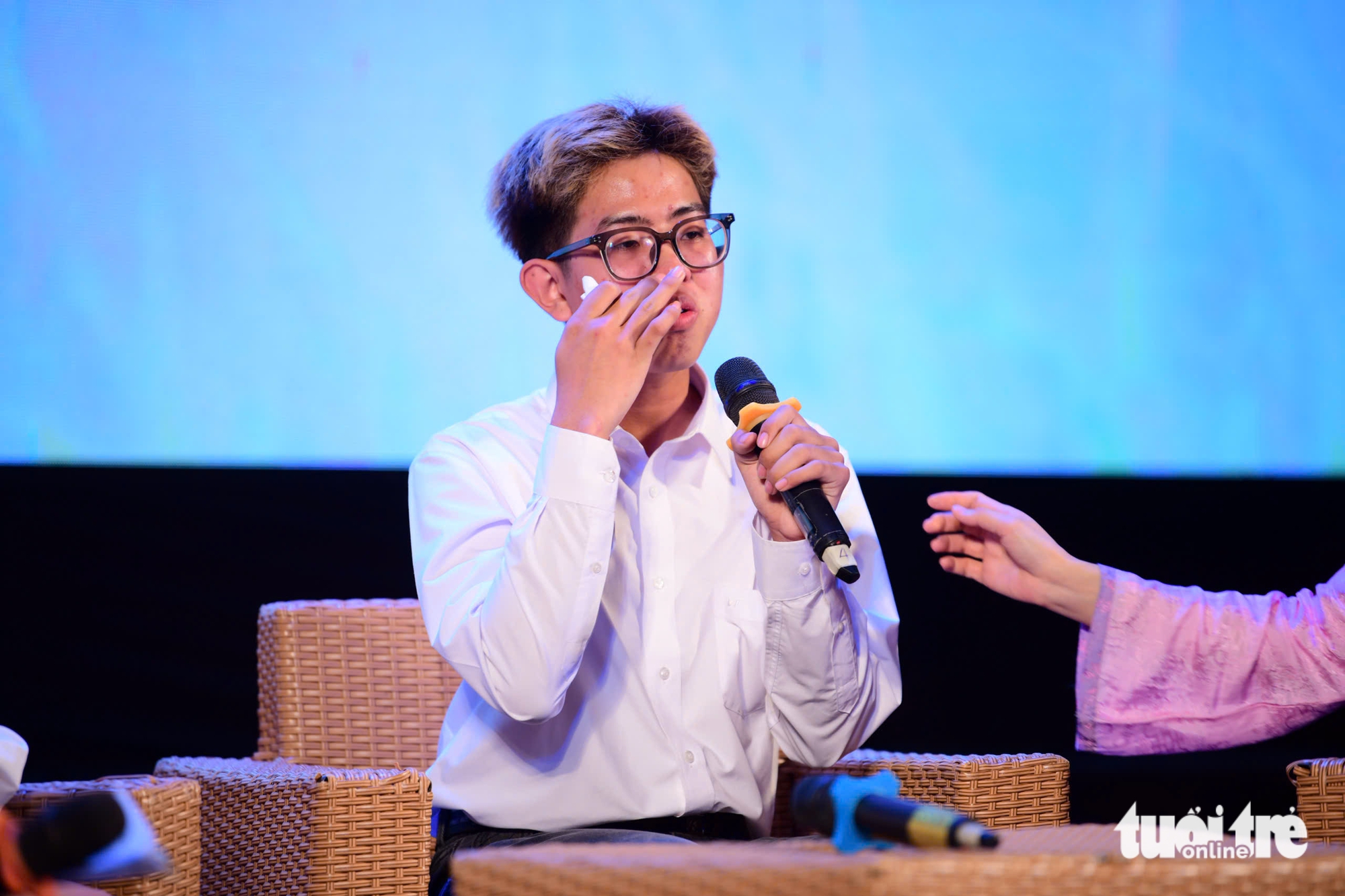 Nam SV 'nhuộm tóc kiếm tiền' vì mất cha và thiếu mẹ, được tặng 100 triệu, ĐH Văn Hiến miễn học phí 2 tiếp sức đến trường - Ảnh 3.