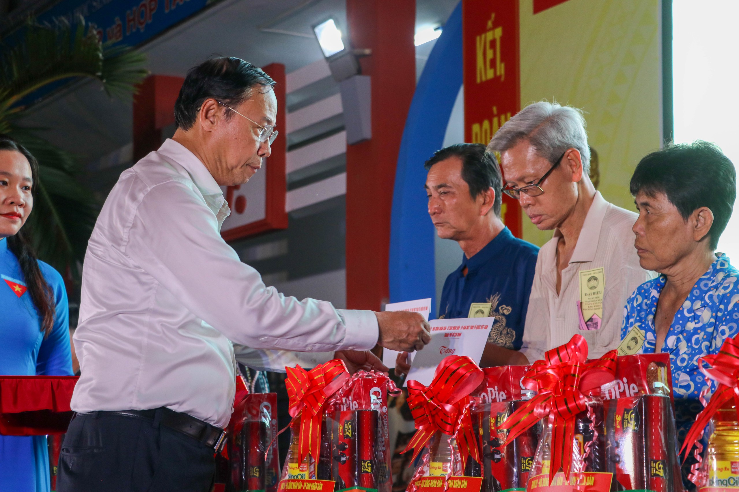 Phó Chủ tịch UBND TP HCM dự Ngày hội Đại đoàn kết phường Bình Tây - Ảnh 11.