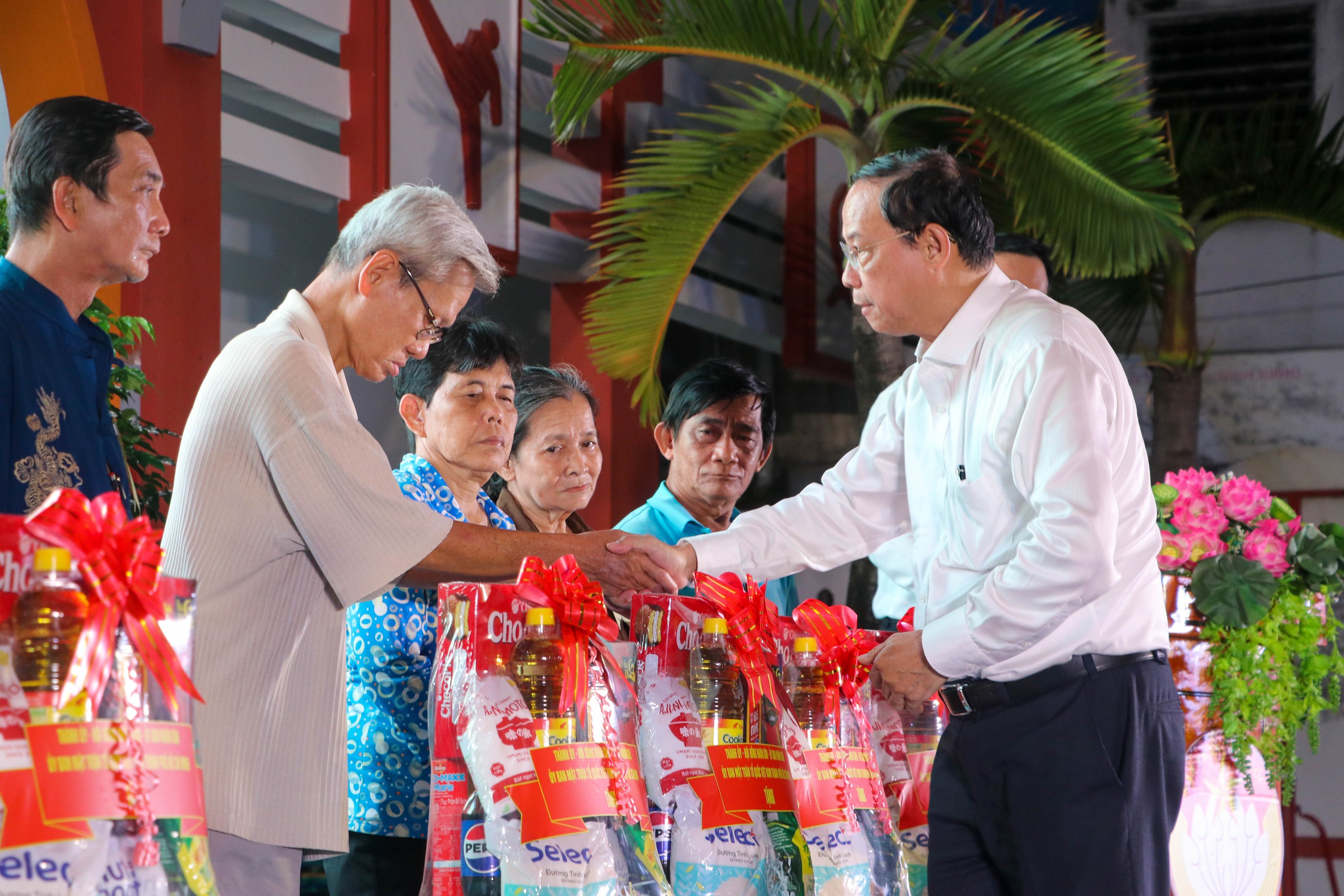 Phó Chủ tịch UBND TP HCM dự Ngày hội Đại đoàn kết phường Bình Tây - Ảnh 12.