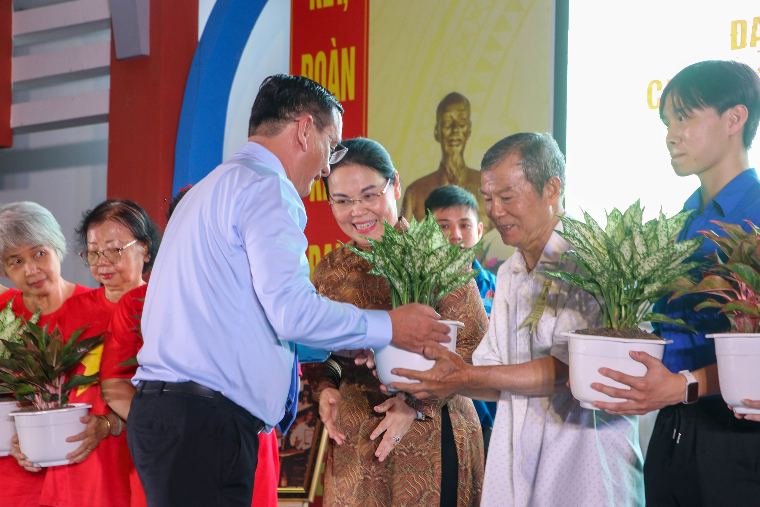 Phó Chủ tịch UBND TP HCM dự Ngày hội Đại đoàn kết phường Bình Tây - Ảnh 18.