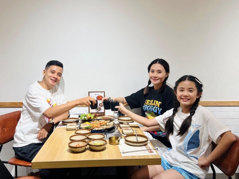 Khoảnh khắc 3 thành viên quây quần bên bữa ăn.
