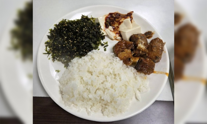 Bữa ăn bị mô tả là  tệ hơn cả cơm hộp trong cửa hàng tiện lợi trong ảnh công bố ngày 11/11. Ảnh: Công đoàn cảnh sát Hàn Quốc